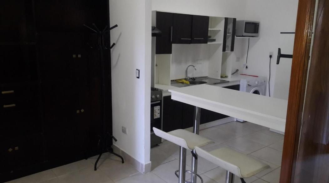 Departamento Centrico Y Amplio, 6 Personas, Nqn. *